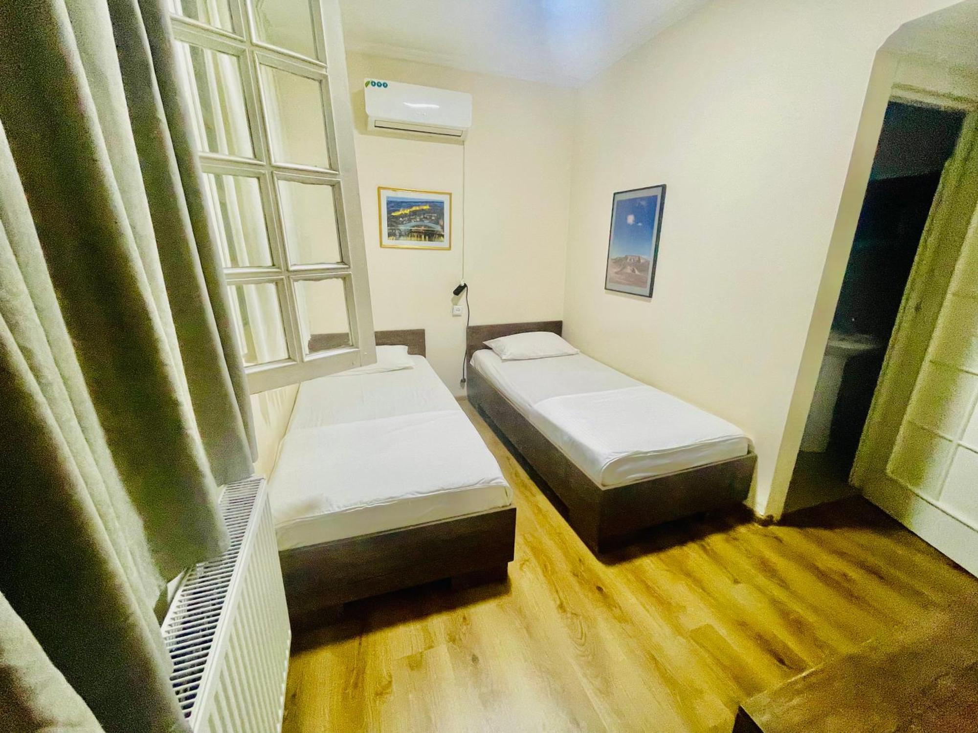Hotel Klarastan Bon Voyage Тбилиси Екстериор снимка