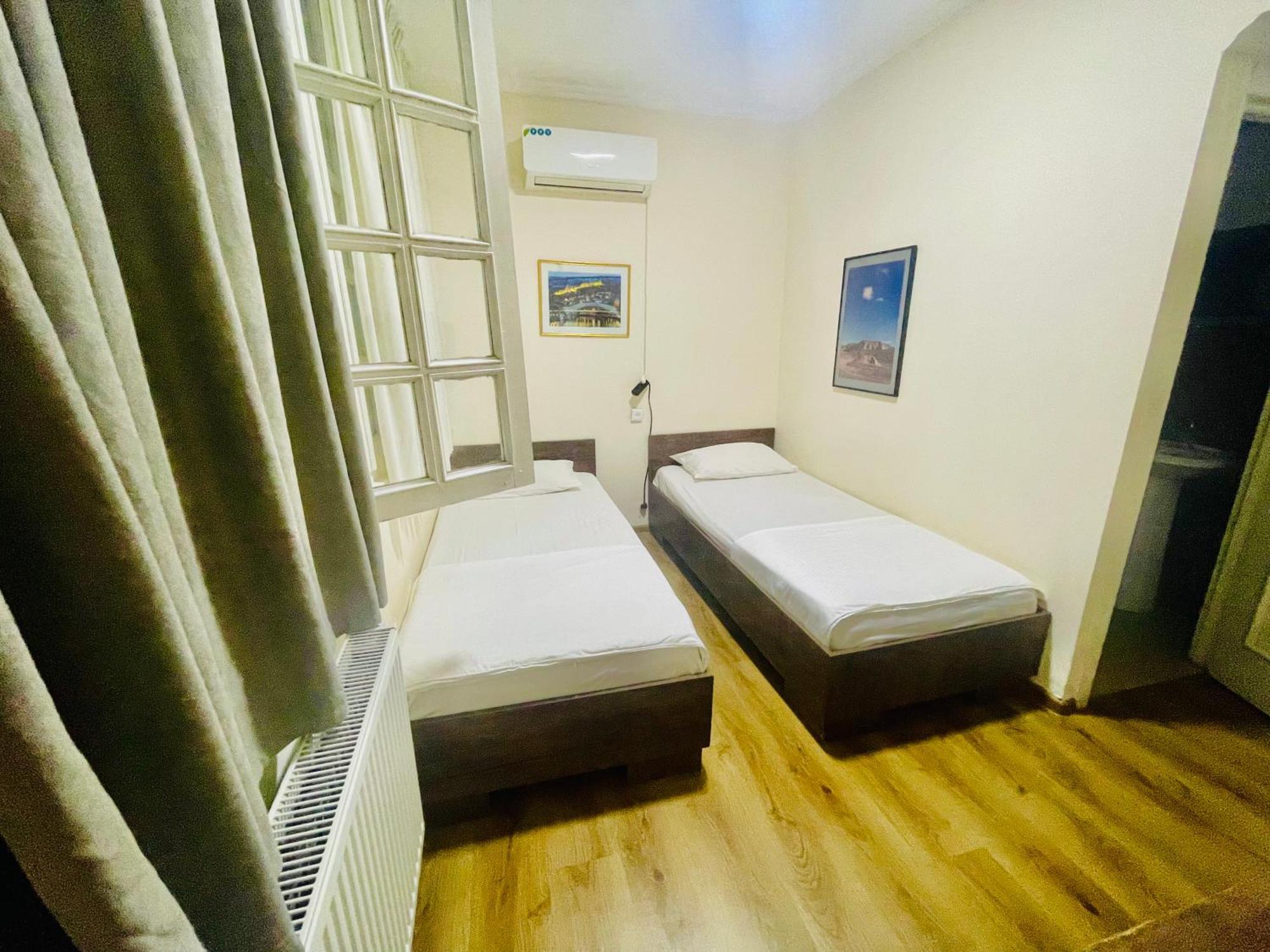 Hotel Klarastan Bon Voyage Тбилиси Екстериор снимка