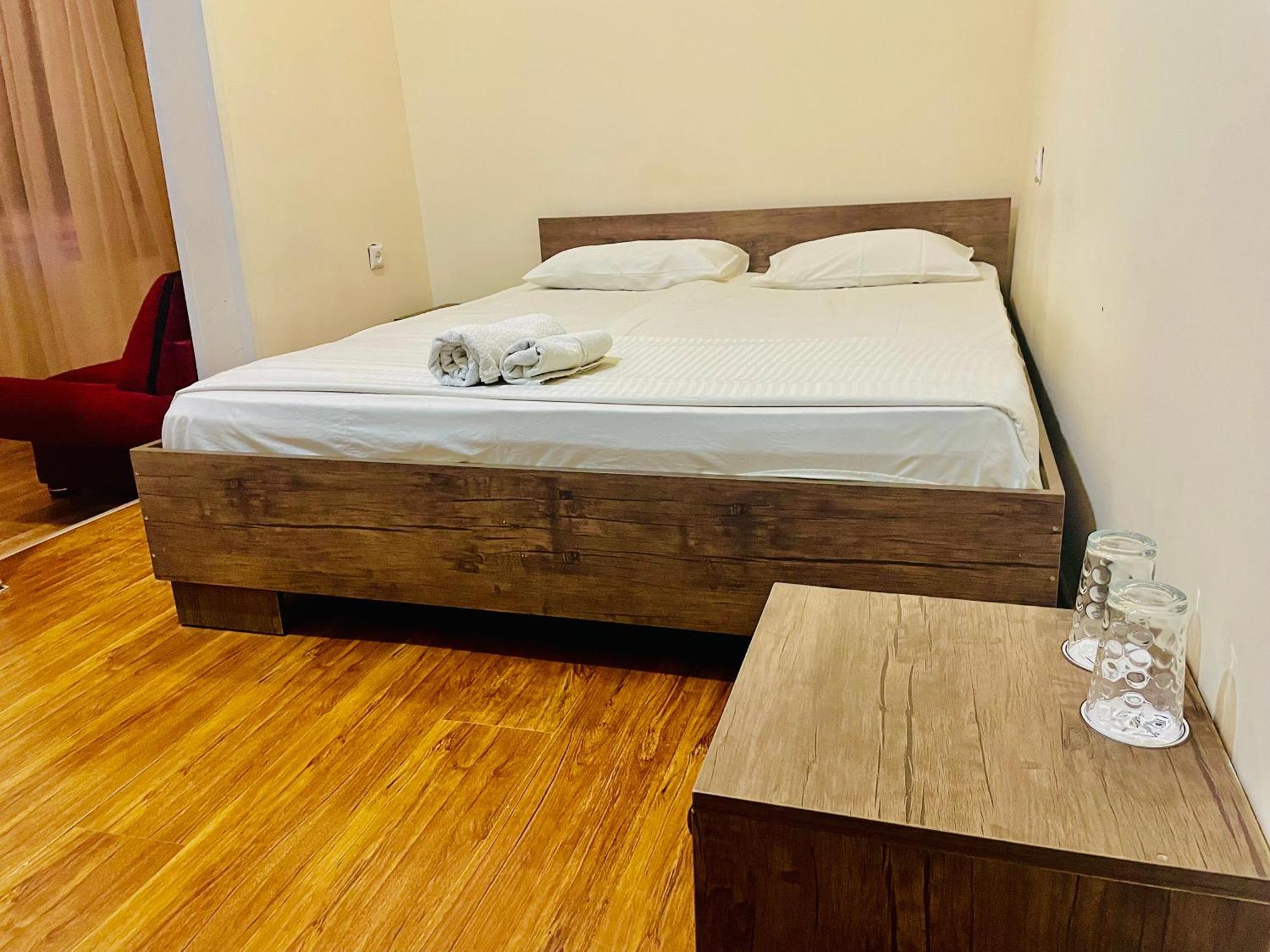 Hotel Klarastan Bon Voyage Тбилиси Екстериор снимка